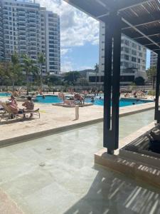 Bazén v ubytování Apartamento frente al mar cerca a Santa Marta nebo v jeho okolí