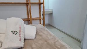 Postel nebo postele na pokoji v ubytování Vila Pitangueira - Flat Terra - No centro de Serra Grande com Piscina, Jacuzzi, Internet Veloz