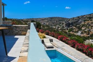 - une piscine avec vue sur la montagne dans l'établissement Schinoza Luxury Suites, à Schinoussa