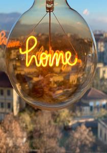 een glazen bol met het woord karma erin geschreven bij SUNNY SIDE I Turin Suite in Turijn