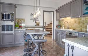 Kuchyň nebo kuchyňský kout v ubytování Beautiful Home In Carcassonne