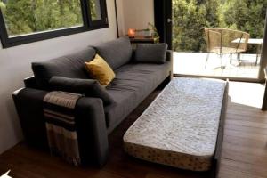 uma sala de estar com um sofá e uma mesa de centro em Casa de montaña La Cumba Patagonia. em San Martín de los Andes