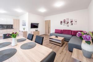 un soggiorno con divano e tavolo di Private Luxury Apartments a Frymburk