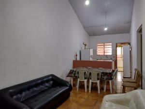 un soggiorno con tavolo e divano di Casa da Voh a Ilha Comprida