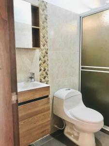 a bathroom with a toilet and a sink at Cabañas Villa Victoria in Sutamarchán