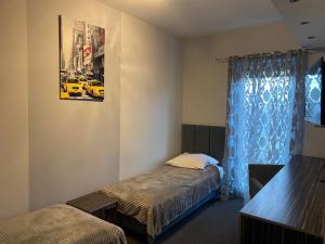 1 dormitorio con 2 camas y ventana en Hotel Paola, en Kraczkowa