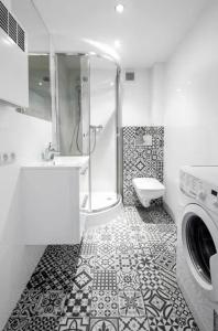 łazienka z prysznicem i pralką w obiekcie Room Tour Lubomirskiego 23 w Krakowie