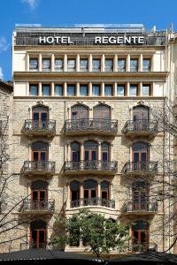 un gran edificio con un cartel de hoteles en HCC Regente, en Barcelona