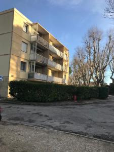 um grande edifício de apartamentos com estacionamento em Résidence privée calme 15 min à pied du centre parking gratuit em Arles