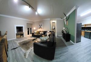 uma sala de estar com um sofá e um tapete de zebra em Bon Game Private Reserve em Blandʼs Drift