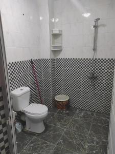 y baño con aseo y cabina de ducha. en Hostel Afgo Rooftop en Ouarzazate