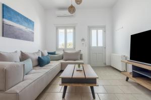 a living room with a couch and a tv at Nice And Spacious Apartment In Paros in Naousa