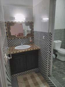 een badkamer met een wastafel en een toilet bij Hostel Afgo Rooftop in Ouarzazate