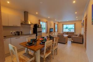 a kitchen and living room with a table and chairs at Lovely Caribbean family villa with private pool in Willemstad
