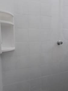 una pared blanca con una luz en ella en Hotel Prince, en São Paulo