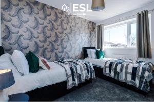 Ένα ή περισσότερα κρεβάτια σε δωμάτιο στο 3 Bedroom House with Garden and Driveway Parking - Less than 10 Mins from Chester City Centre