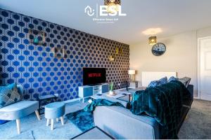 A television and/or entertainment centre at 3 Bedroom House with Garden and Driveway Parking - Less than 10 Mins from Chester City Centre