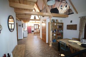 - un salon avec une table et une salle à manger dans l'établissement Klasztor 5 Borowy Mlyn, à Lipnica