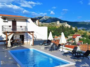een villa met een zwembad en een berg bij Holiday House Above with pool in Klis