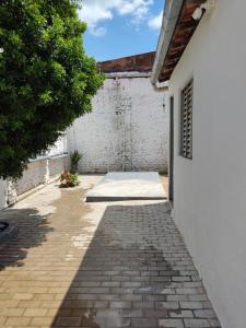 a courtyard of a house with a white wall at Casa Colonial no Centro in Carolina