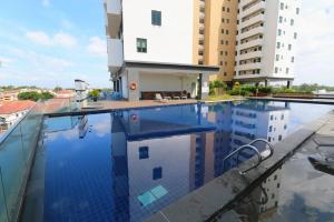 PD D'Wharf Duplex 3BR - Full Seaview (Up To 12 Pax)内部或周边的泳池