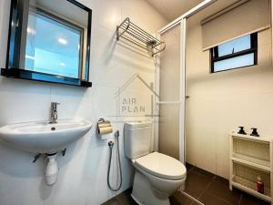 波德申PD D'Wharf Duplex 3BR - Full Seaview (Up To 12 Pax)的带水槽、马桶和窗户的浴室