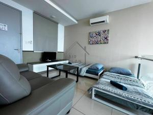 波德申PD D'Wharf Duplex 3BR - Full Seaview (Up To 12 Pax)的有两张床和一张沙发的客厅