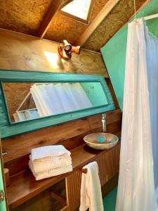 bagno con lavandino e specchio di DomosdeMar a Ocean Park