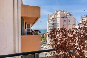 balcón con vistas al océano y a los edificios en Seaview Luxury Apartment, en Cascais 30 fotos más