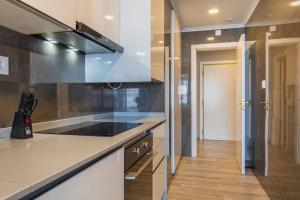 una cucina con lavandino e piano di lavoro di Seaview Luxury Apartment a Cascais