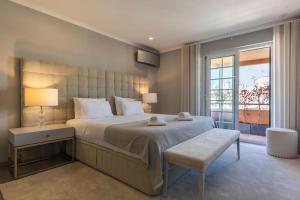 Un dormitorio con una cama grande y una ventana. en Seaview Luxury Apartment, en Cascais