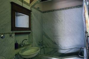 A bathroom at Molino in chianti