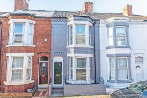 una grande casa in mattoni con porta verde di 3 Bedroom Holiday Home within Kensington a Liverpool