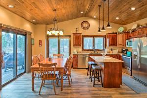 Dapur atau dapur kecil di Black Hills Getaway with Deck - Near Hiking Trails!