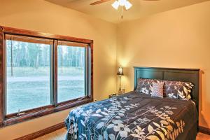 Katil atau katil-katil dalam bilik di Black Hills Getaway with Deck - Near Hiking Trails!