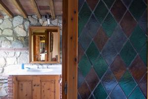 A bathroom at Molino in chianti