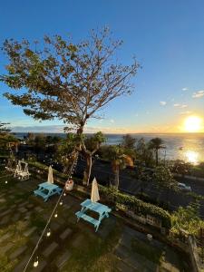 uma vista para um pátio com duas mesas e uma árvore em Golden Coast 36 - Sea View B&B em Nanwan
