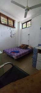 um quarto com uma cama no canto de um quarto em Busy Bee Apartments em Kololi