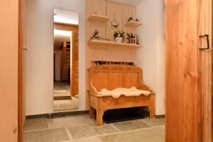 y baño con tocador de madera y espejo. en s'batlogg8, en Schruns