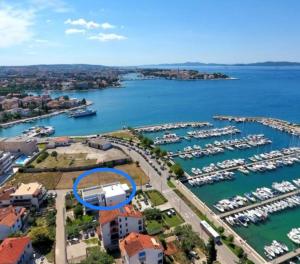 een luchtzicht op een jachthaven met een blauwe cirkel bij Apartments Marija Anchor in Zadar