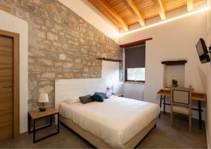 A bed or beds in a room at Tenuta San Martino