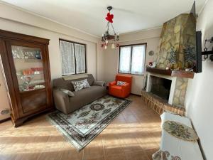 uma sala de estar com um sofá e uma lareira em Dreamy home em Ateleta