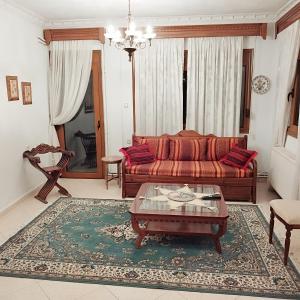 ein Wohnzimmer mit einem Sofa und einem Couchtisch in der Unterkunft Grevena country House 