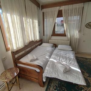 1 dormitorio con 2 camas y ventana en Grevena country House, 