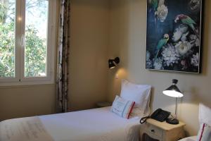 Voodi või voodid majutusasutuse Hôtel La Villa des Oliviers toas