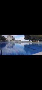 vistas a una gran piscina de agua azul en Sunshine loft, en Gran Alacant