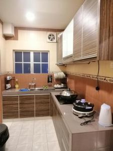 Il comprend une cuisine équipée d'une cuisinière et d'un comptoir. dans l'établissement Green Hill Resort Tanah Rata 3R2B WiFi, à Tanah Rata