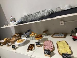 a counter topped with lots of different types of food at Ágape Hotel in Rio Verde +76 photos
