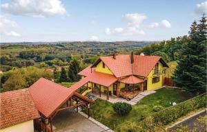 une vue aérienne sur une maison avec un toit rouge dans l'établissement Beautiful Home In Sedlarica With Kitchen, 