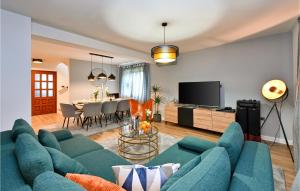sala de estar con sofá azul y comedor en Beautiful Home In Sedlarica With Kitchen, 